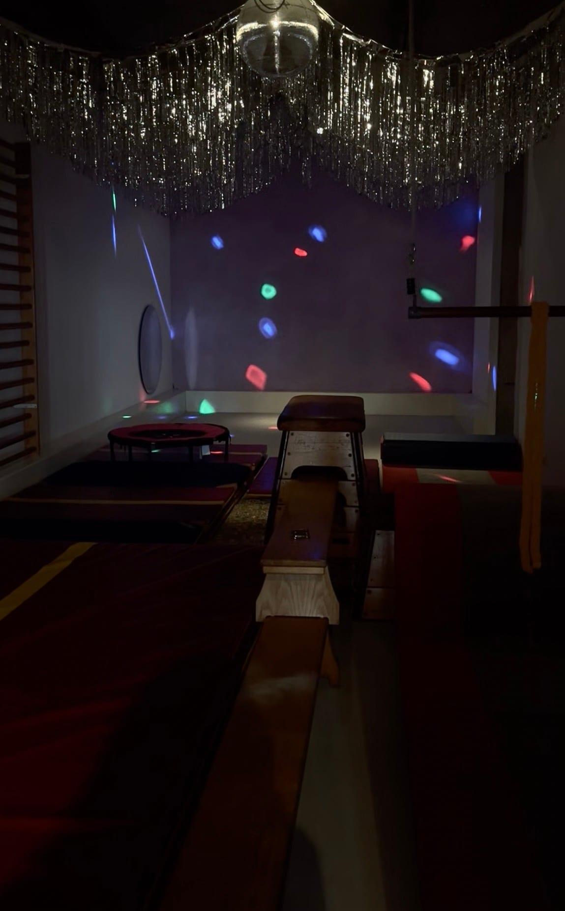 De Disco Gym bij PeutR, met discobal en gekleurde lichtjes
